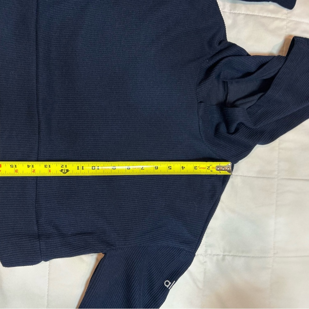 ALO - Matching set: Cropped hoodie and shorts with 3 inch inseam - Picture 9 of 9